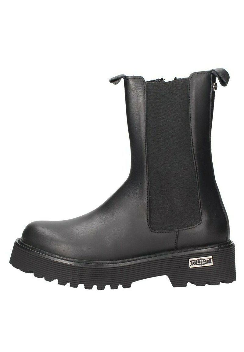 Bottines noires avec une finition en cuir lisse, des panneaux latéraux élastiques et une semelle extérieure épaisse et texturée. Détails de logo sur le talon.