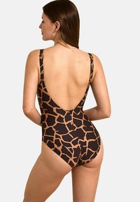 Maillot de bain une pièce noir avec un imprimé girafe marron. Doté d'un dos bas et de bretelles réglables. Tissu lisse et extensible.