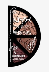 Palette di Contorno NYX Wednesday con quattro tonalità in un astuccio nero circolare, decorato con grafiche bianche di un teschio, un ombrello e un violino.