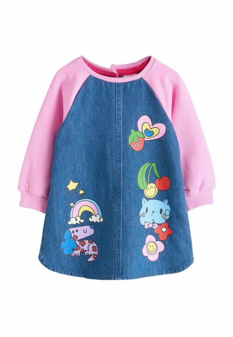 Džínsové šaty s růžovými dlouhými rukávy a barevnými kreslenými motivy, včetně jahod, duhy a usmívajících se obličejů, s volným střihem.