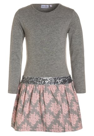 Vestido gris de manga larga para niña, con cinturilla de lentejuelas y sección de falda estampada con flores rosas.