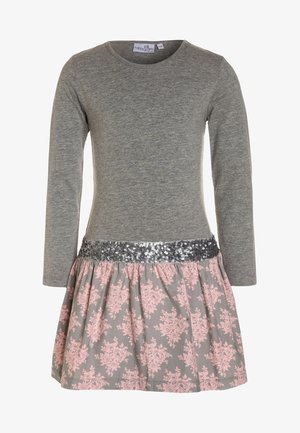 Vestido gris de manga larga para niña, con cinturilla de lentejuelas y sección de falda estampada con flores rosas.