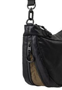 Borsa a spalla in tessuto nero con una superficie liscia, una tasca con zip e un pannello marrone in contrasto; dotata di una tracolla robusta e minuterie in metallo.
