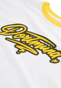 Hvid bomulds T-shirt med en gul accent på rund halsudskæringen og en iøjnefaldende sort-og-gul skråskrift design. Glat tekstur, casual pasform.