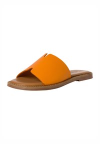 Orange lädersandaler med bred överdel, öppen tå och platt brun sula. Har en utskärning för ventilation och stil.