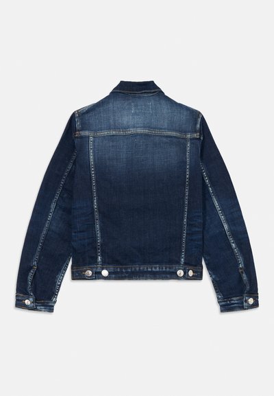 Mörkblå denimjacka med klassisk passform, knapppryckningar vid ärmar och nederkant samt en texturerad yta med kontrasterande trådstickning.