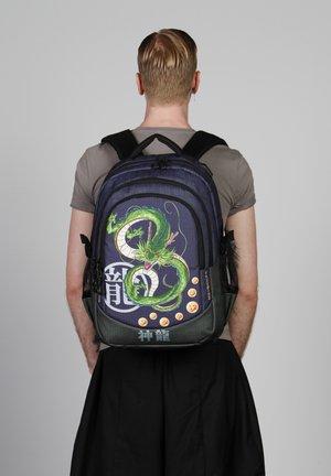 Mochila negra y azul con un diseño de dragón verde, fabricada en tejido texturizado y con bolsillos de malla laterales. Los acentos decorativos incluyen esferas naranjas y símbolos.