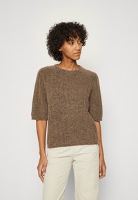 Maglione in misto lana marrone con maniche corte e scollatura rotonda. Tessuto morbido, vestibilità leggermente ampia con un design casual.