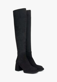 Zwarte suède over-de-knie laarzen met een chunky blokhak, ronde neus en elastische zijpanelen voor een getailleerd silhouet.
