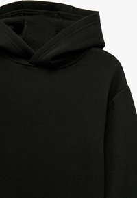 Czarna bluza z kapturem wykonana z miękkiego materiału, z dużym kapturem, okrągłym dekoltem i szerokimi rękawami o gładkiej teksturze.