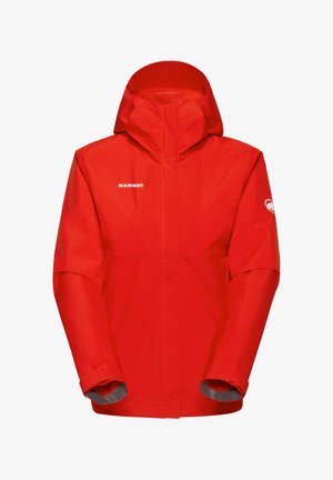 Giacca impermeabile rossa con colletto alto e cappuccio. Presenta polsini elastici e dettagli riflettenti. Logo visibile sul petto e sulla manica.