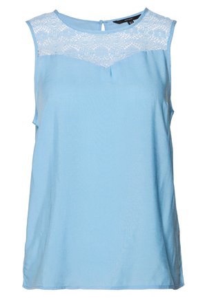 Blusa sin mangas de color azul claro con detalle de encaje en la parte superior del pecho y un pequeño cierre con botón en la parte posterior del cuello.