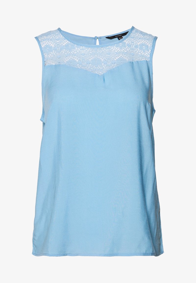 Blouse bleu clair sans manches avec un détail en dentelle sur le haut de la poitrine et une petite fermeture par bouton à l'arrière du col.