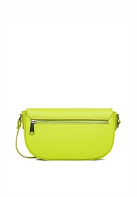 Borsa a tracolla in pelle gialla neon con tasca frontale con zip, texture liscia, forma arrotondata e tracolla regolabile.