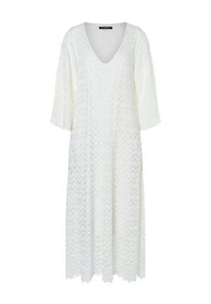 Robe blanche en dentelle jusqu'aux genoux avec des manches trois-quarts et un décolleté en V profond, présentant un motif en zigzag texturé.