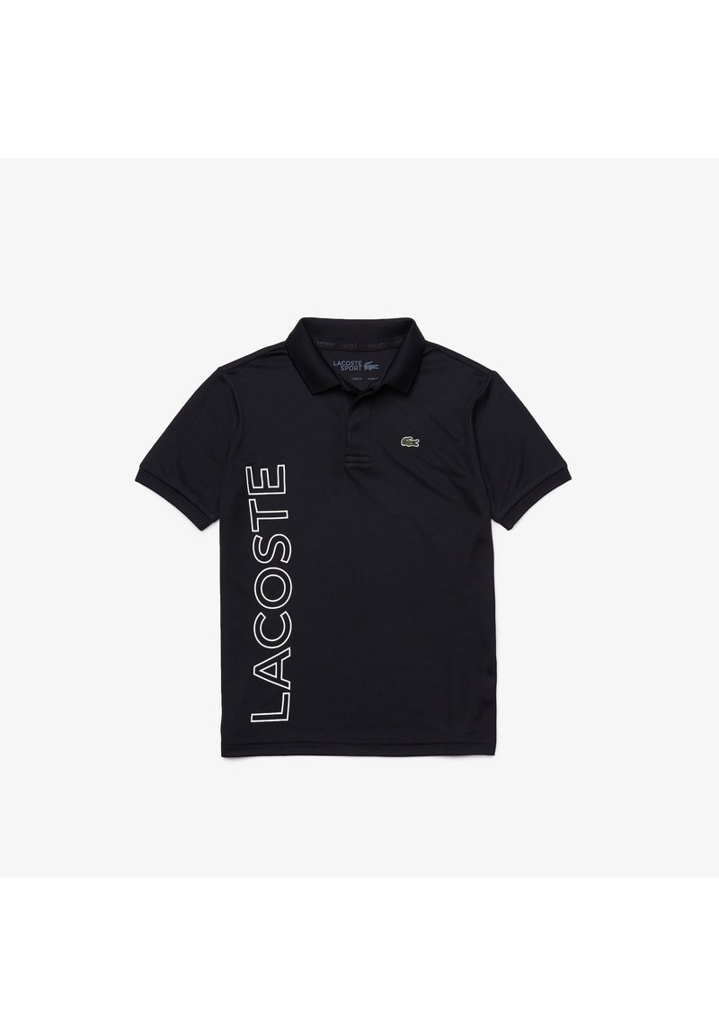 Schwarzes Poloshirt mit kurzen Ärmeln und Kragen, vertikaler "LACOSTE"-Schriftzug auf der linken Seite und kleinem grünen Krokodil-Logo auf der Brust.
