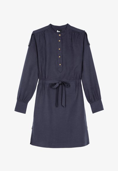 Abito blu navy realizzato in tessuto testurizzato, con colletto alla cinese, patta dei bottoni, maniche lunghe con polsini e vita regolabile con cordino.