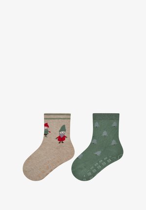 Kindersocken: eine beige mit Elf-Charakteren, eine grüne mit Baum-Muster. Beide haben gerippte Bündchen, rutschfeste Sohlen und eine weiche Stricktextur.