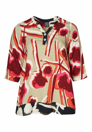 Többszínű blúz, piros, rózsaszín és bézs virágmintával. Gombos V-kivágással és 3/4-es hosszúságú ujjakkal rendelkezik.