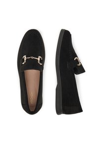Czarne zamszowe loafersy z akcentem w kolorze złotym w kształcie wędzidła, płaską czarną gumową podeszwą i beżową wkładką. Smukły design z detalami w postaci przeszyć.