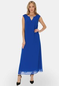 Królewsko niebieska, maxi sukienka bez rękawów z dekoltem w szpic, z ozdobą z kamieni przy szyi oraz zwiewnym, przejrzystym dolnym brzegiem.