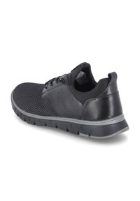 Chaussures de sport noires avec un dessus en mesh texturé, des accents en cuir et une semelle en caoutchouc rembourrée. Comprend des lacets et une languette à l'arrière.