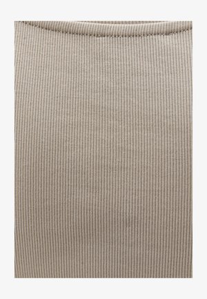 Close-up van beige geribbeld stof met verticale gebreide textuur en een licht afgeronde rand aan de bovenkant.