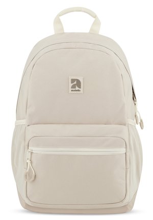 Sac à dos beige clair en tissu lisse, de forme arrondie, avec une poche zippée à l'avant et une poignée sur le dessus. Présente un patch logo et des accents clairs.