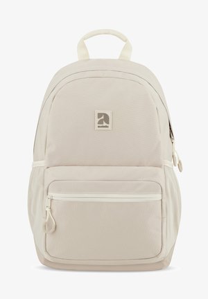 Lichtbeige rugzak van een gladde stof, met een ronde vorm, een voorzak met rits en een hengsel aan de bovenkant. Voorzien van een logopatch en lichte accenten.