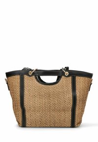 Bolso de paja tejido en marrón claro con detalles en cuero negro. Cuenta con asas resistentes, un diseño espacioso y rayas verticales en contraste.