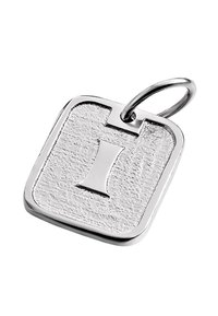 Colgante de plata, en forma cuadrada con una superficie texturada, que presenta un diseño en relieve prominente que asemeja la letra "I" y un lazo de metal.