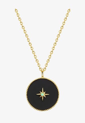 Kultaketju, jossa on pyöreä musta riipus, jossa on keskeinen tähtimuotoilu. Riipusta korostaa pieni opaalikivestä valmistettu yksityiskohta ja monimutkainen helmireunus.