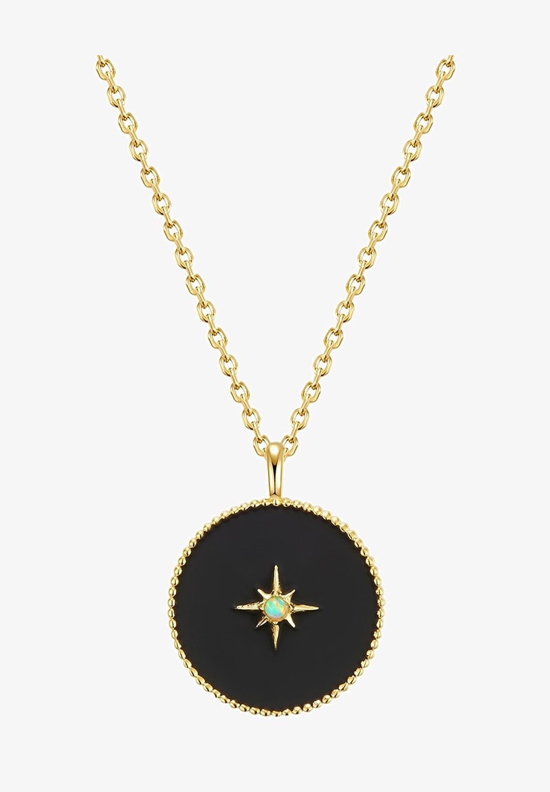 Kuldne kaelakee, millel on ümardatud must ripats keskse tähe kujundusega, rõhutatud väikese opali kalliskiviga ja peene pärlite äärega.