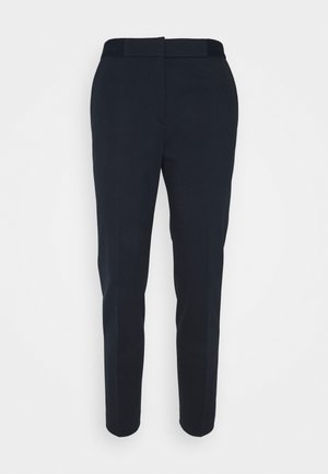 Pantalon noir à jambes droites avec une coupe ajustée et une ceinture lisse, présenté sur un fond clair uni.
