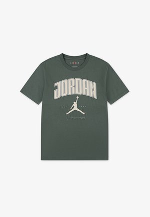 T-shirt in cotone verde con una grande grafica "JORDAN" in crema, accompagnata da un logo Jumpman sotto e un design a colletto rotondo.