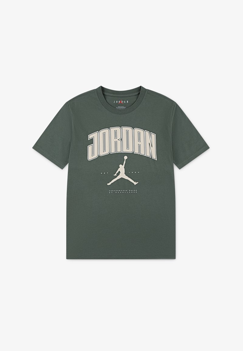 T-shirt in cotone verde con una grande grafica "JORDAN" in crema, accompagnata da un logo Jumpman sotto e un design a colletto rotondo.