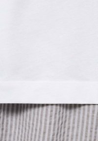 Biała bawełniana tkanina o gładkiej fakturze na górze, nałożona na szaro-białą tkaninę w paski o lekko pomarszczonym wykończeniu.