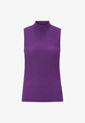 Fioletowy bezrękawnik o wysokim kołnierzu wykonany z błyszczącej, prążkowanej dzianiny, charakteryzujący się dopasowanym krojem i gładką teksturą, bez ozdób.