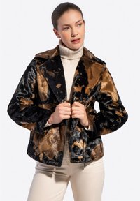 Kurtka z futra sztucznego w czerni i brązie, z kołnierzem, zapięciem na zamek oraz miękką, fakturowaną powierzchnią w różnorodny wzór zwierzęcy.