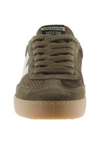 Sneakers en suede vert olive avec des accents en tissu texturé, logo latéral blanc et semelle en caoutchouc tan. Présente des lacets ronds et des détails cousus.