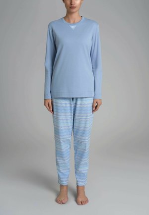 Maglietta da pigiama azzurro chiaro a maniche lunghe con scollatura decorativa, abbinata a pantaloni blu con motivo geometrico. Tessuto in cotone morbido.