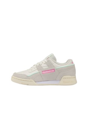 Baskets basses Reebok beige et crème avec étiquette logo rose, lacets blancs et semelle crème, présentées en profil latéral sur fond blanc.