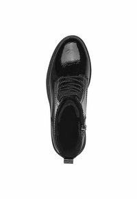 Bottines en cuir verni noir avec un bout arrondi, des lacets texturés et une fermeture éclair sur le côté. Surface lisse et brillante avec un subtil éclat.