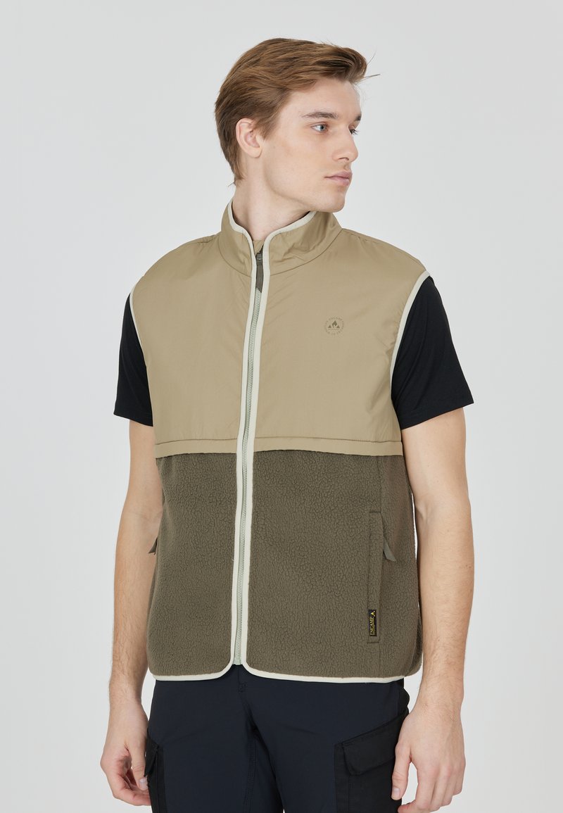 Khaki och olivgrön ärmlös väst med en mjuk fleece-nedre del, dragkedja och två sidofickor. Kontrastkanter.