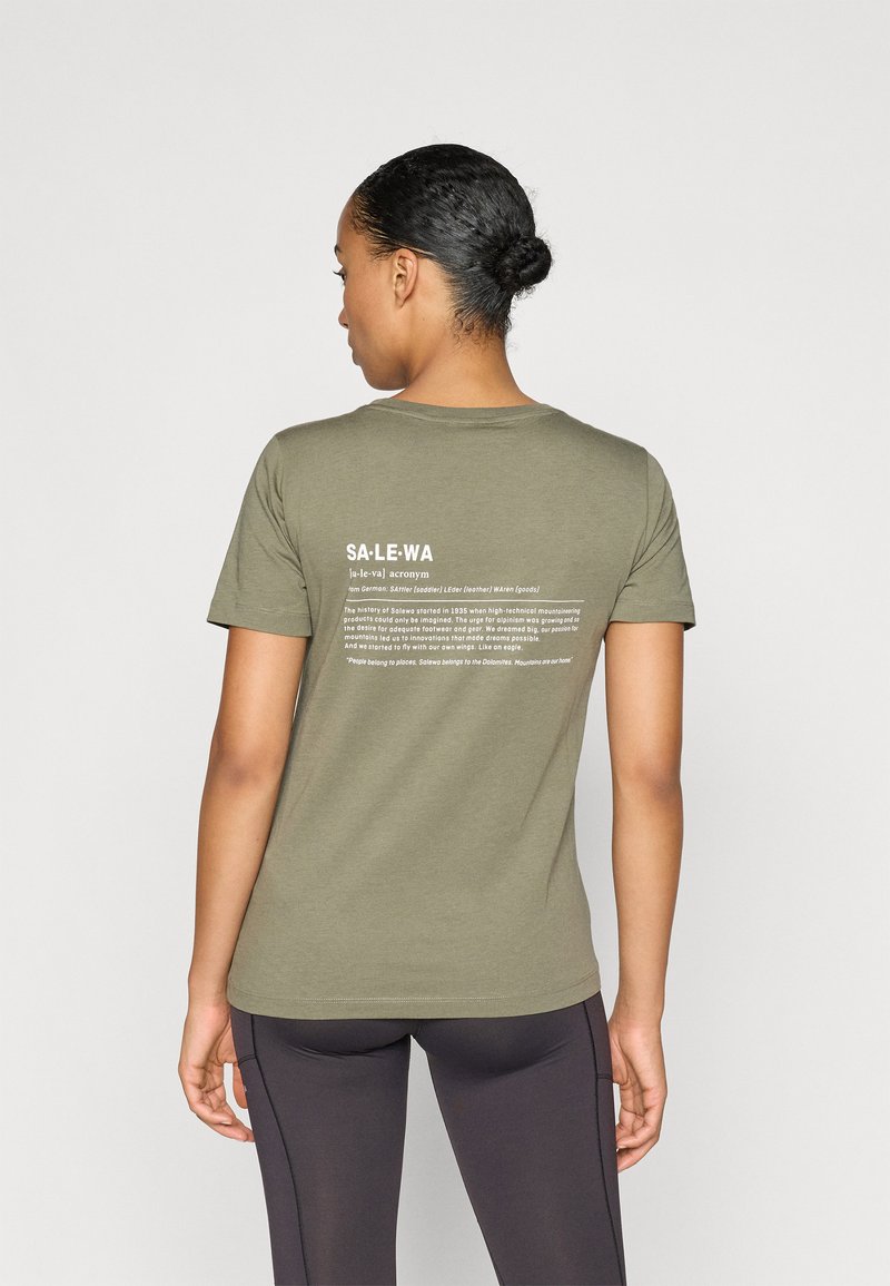 Camiseta de manga corta color verde oliva con texto en la parte posterior. Material de algodón. Corte recto. Diseñada para la comodidad, adecuada para actividades al aire libre.