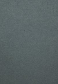 Türkisfarbener Strickstoff mit einer glatten Textur und durchgehendem Rippenmuster. Ideal für Bekleidung oder textile Anwendungen.