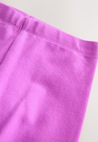 Lilla puuvillane kangas, millel on pehme tekstuur, lihtne vöökohaga ja sile pind, mustrid ega täiendavad disainielemendid puuduvad.