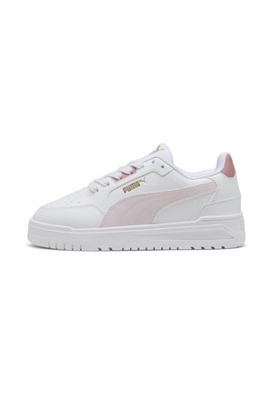 Weißer Puma-Sneaker mit hellrosa Seitenstreifen und Fersendetail, weißen Schnürsenkeln und goldenem Puma-Logo an der Seite und Zunge, im Profil gezeigt.