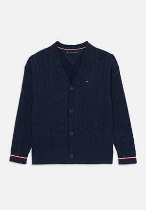 Marineblauer Cardigan mit Kabelstrickmuster, V-Ausschnitt, sechs Knöpfen, gerippten Bündchen und Saum, mit kleinem roten, weißen und blauen Logodetail.