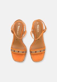 Orange Wildledersandalen mit einem geflochtenen Jute-Riemen, quadratischer Zehenpartie und Knöchelriemen. Mit dekorativer Webung in lila Akzenten. Größe 37.